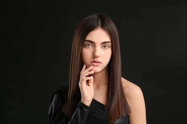 Young Woman Beautiful Straight Hair Dark Background — Stock Photo, Image