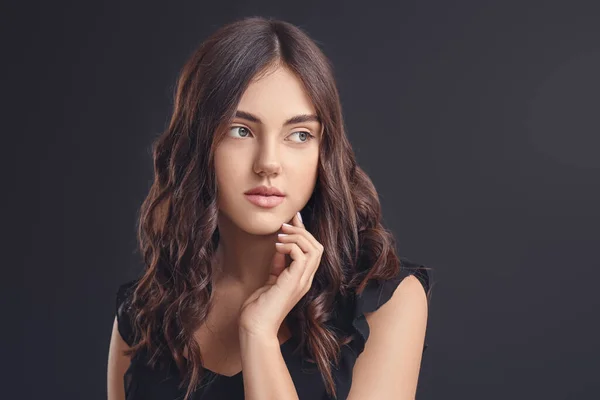 Jeune Femme Avec Beaux Cheveux Bouclés Sur Fond Sombre — Photo