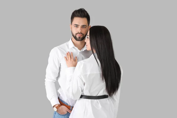 Pareja Joven Con Hermoso Cabello Sano Sobre Fondo Gris — Foto de Stock