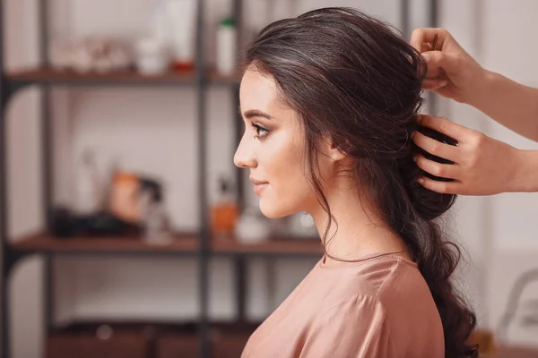 Friseur Arbeitet Mit Junger Frau Salon — Stockfoto