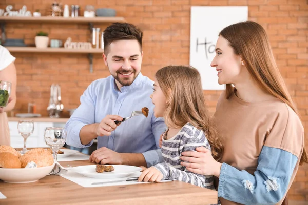 Grande Família Jantando Juntos Cozinha — Fotografia de Stock