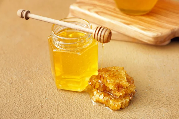 Glas Mit Süßem Honig Auf Dem Tisch — Stockfoto