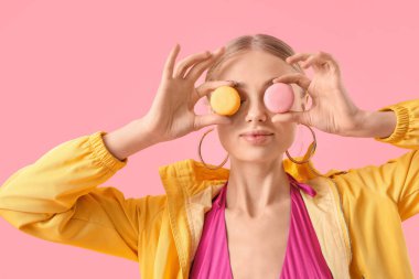 Renkli badem kurabiyeli güzel moda bir kadın.