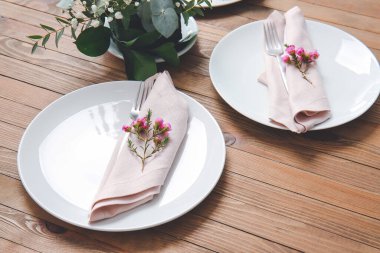 Ahşap arka planda çiçek dekoru olan güzel bir masa.