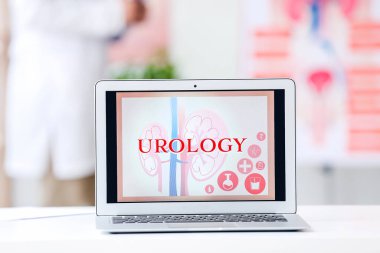 Modern dizüstü bilgisayar ürolojistin ofisinde.