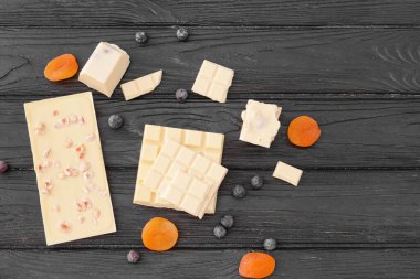 Masada yaban mersinli ve kuru kayısılı tatlı beyaz çikolata.