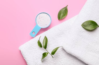 Renkli arka planda havlular ve çamaşır deterjanı