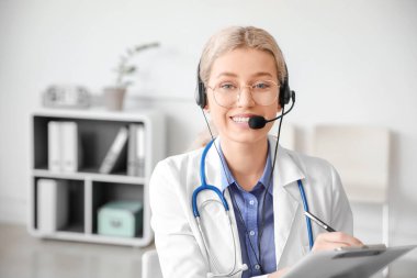 Kadın doktor klinikte danışmanlık yapıyor.