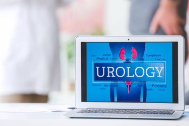 Modern dizüstü bilgisayar ürolojistin ofisinde.