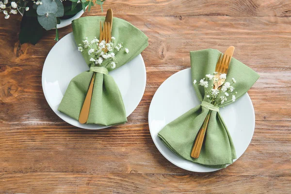 Ahşap arka planda güzel masa ayarları