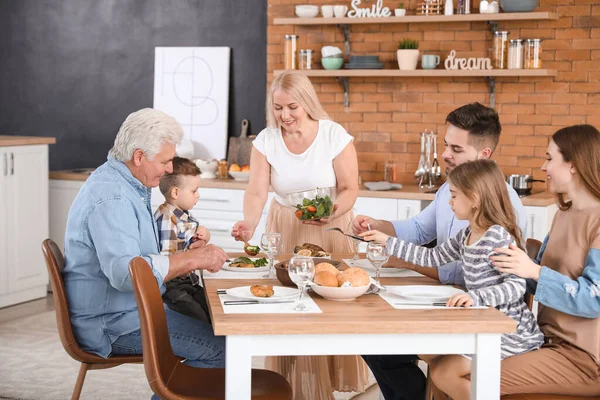 Grande Família Jantando Juntos Cozinha — Fotografia de Stock
