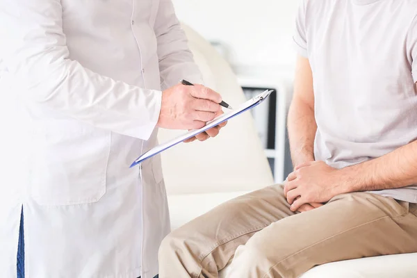 Ung Man Besöker Urolog Kliniken — Stockfoto