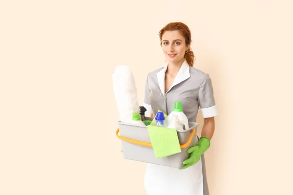 Beautiful Young Chambermaid Cleaning Supplies Color Background — Stock Photo, Image