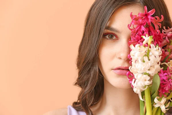 Vacker Ung Kvinna Med Hyacint Blommor Färg Bakgrund — Stockfoto