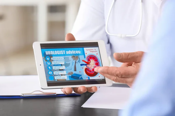 Urolog Tabletem Wyjaśniający Pacjentowi Jego Diagnozę Klinice Zbliżenie — Zdjęcie stockowe
