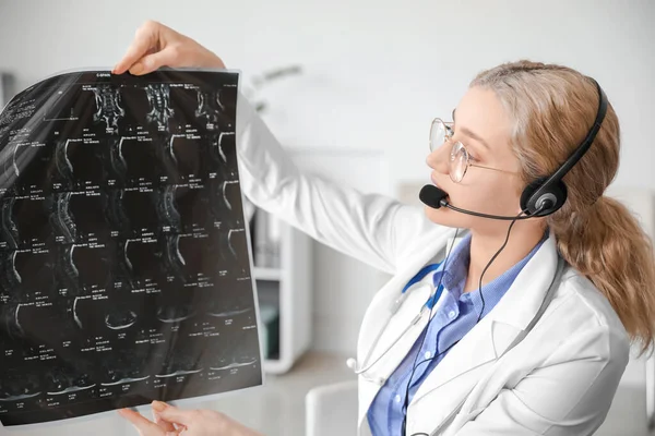 Female Doctor Giving Consultation Online Clinic — Stock Photo, Image