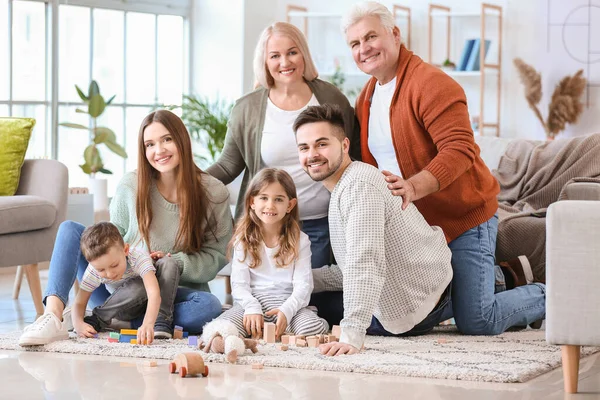 Groot Gezin Brengt Tijd Samen Thuis Door — Stockfoto