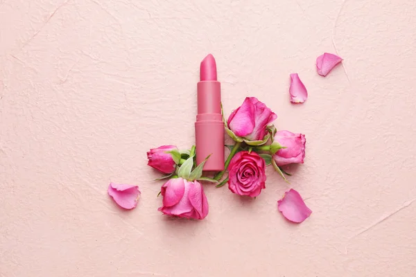 Lippenstifte Und Blumen Auf Farbigem Hintergrund — Stockfoto