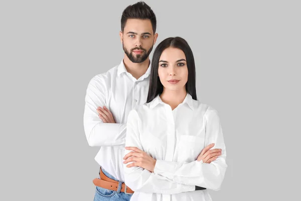 Junges Paar Mit Schönen Gesunden Haaren Auf Grauem Hintergrund — Stockfoto
