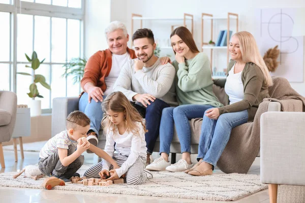 Stor Familj Spenderar Tid Hemma — Stockfoto