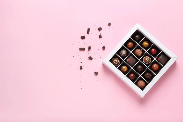 Schachtel Mit Leckeren Schokoladenbonbons Auf Farbigem Hintergrund — Stockfoto