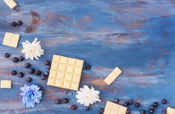 Sweet White Chocolate Blueberry Flowers Table — Stock Photo, Image