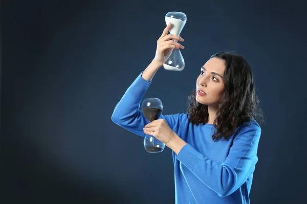 Mulher Com Ampulhetas Fundo Escuro Conceito Gestão Tempo — Fotografia de Stock