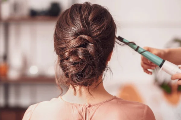 Friseur Arbeitet Mit Junger Frau Salon — Stockfoto