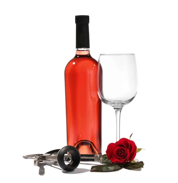 白底玫瑰花酒杯和酒瓶 — 图库照片