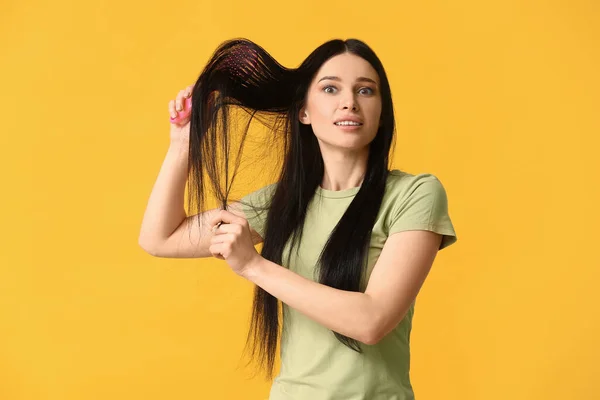 Schöne Junge Frau Bürsten Haare Vor Farbigem Hintergrund — Stockfoto