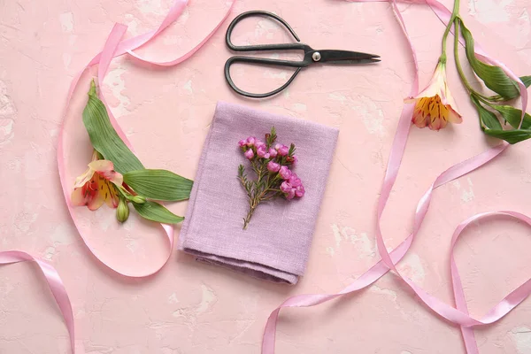 Servilleta Con Decoración Floral Preparada Para Ajuste Mesa Sobre Fondo —  Fotos de Stock