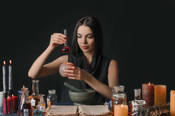 Alchimiste Féminine Faisant Potion Sur Fond Sombre — Photo