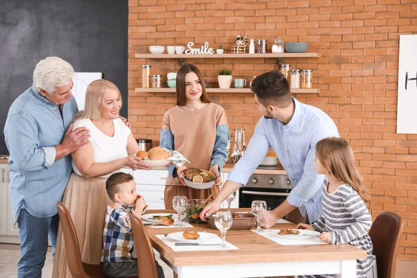 Grande Família Jantando Juntos Cozinha — Fotografia de Stock