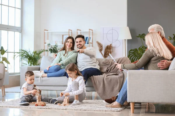 Grande Famiglia Trascorrere Del Tempo Insieme Casa — Foto Stock