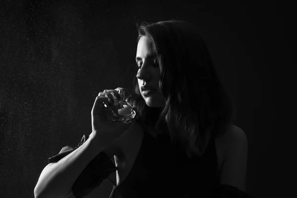 Silhueta Bela Jovem Mulher Com Perfume Fundo Escuro — Fotografia de Stock