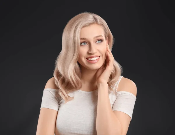 Jovem Loira Com Cabelo Bonito Fundo Escuro — Fotografia de Stock