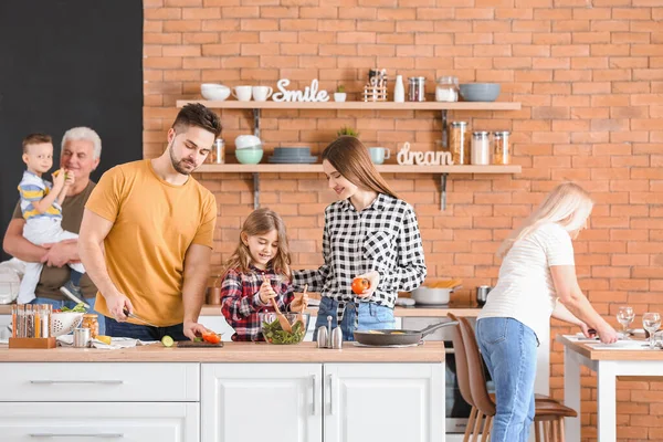 Büyük Aile Mutfakta Birlikte Yemek Pişiriyor — Stok fotoğraf