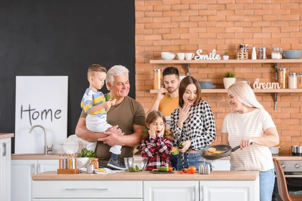 Büyük Aile Mutfakta Birlikte Yemek Pişiriyor — Stok fotoğraf