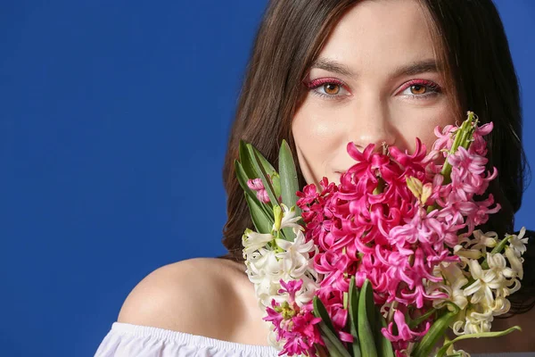 Vacker Ung Kvinna Med Hyacint Blommor Färg Bakgrund — Stockfoto