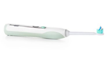 Beyaz arkaplanda yapıştırıcılı elektrikli diş fırçası