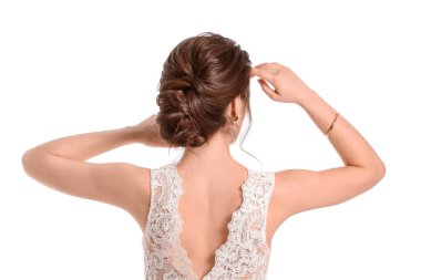 Beyaz arka planda güzel saçı olan genç gelin.