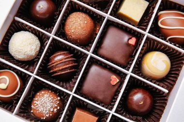 Lezzetli çikolata şekerleriyle dolu bir kutu, yakın plan.