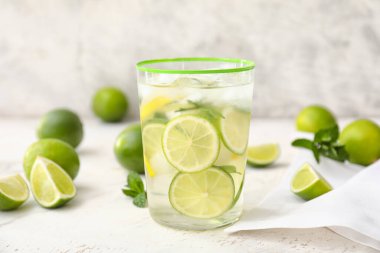 Masada bir bardak taze limonata.