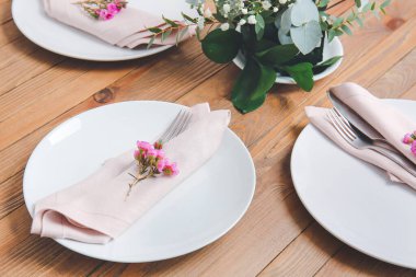 Ahşap arka planda çiçek dekoru olan güzel bir masa.