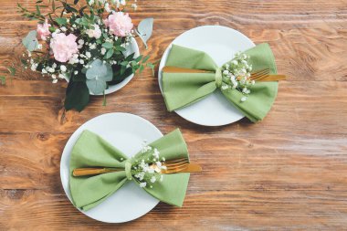 Ahşap arka planda güzel masa ayarları