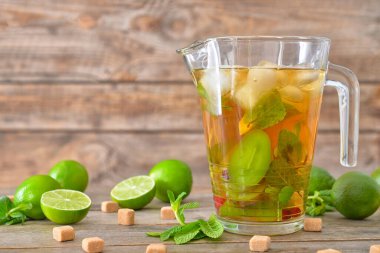 Tahta masada bir sürahi lezzetli soğuk çay.