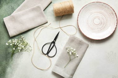 Renkli arka planda peçete, makas, tabak ve çiçek dekoru