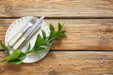 Ahşap arka planda güzel masa ayarları