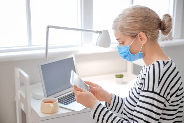 Mujer Enferma Con Tablet Casa — Foto de Stock