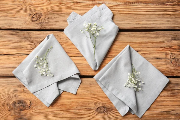 Servilletas Con Decoración Floral Sobre Fondo Madera — Foto de Stock